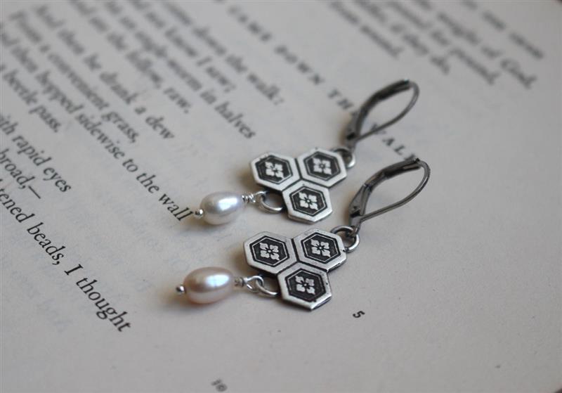 Water chestnut flower, Japanese earrings in silver and pearl