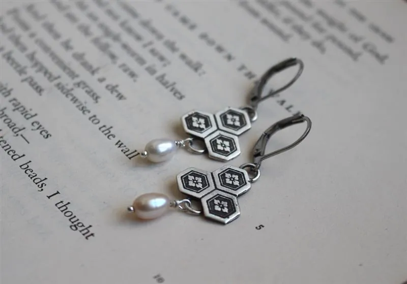 Water chestnut flower, Japanese earrings in silver and pearl