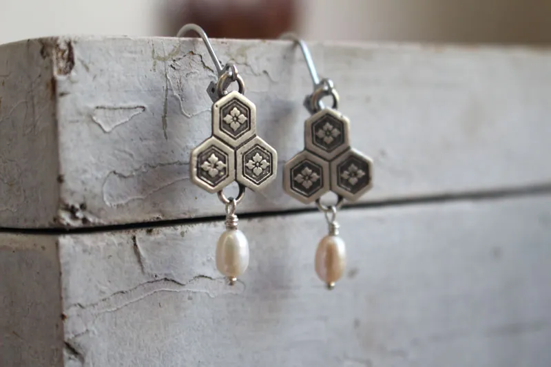 Water chestnut flower, Japanese earrings in silver and pearl