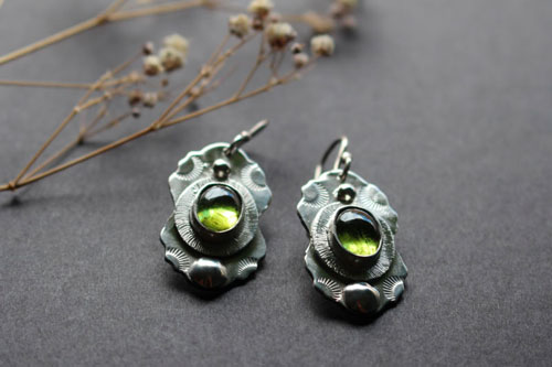 Woods under the stars, moon rays earrings in silver and peridot