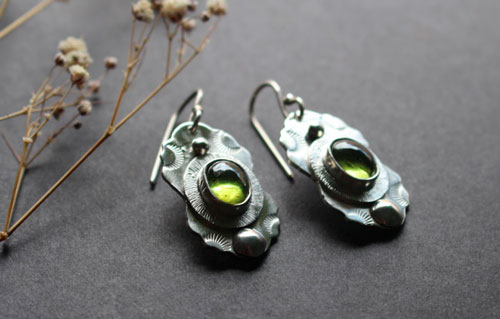 Woods under the stars, moon rays earrings in silver and peridot