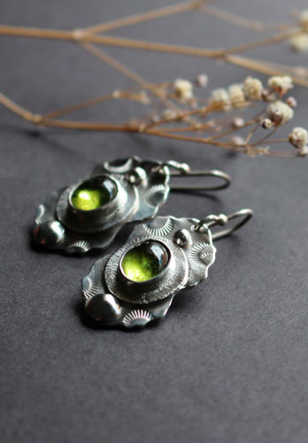 Woods under the stars, moon rays earrings in silver and peridot