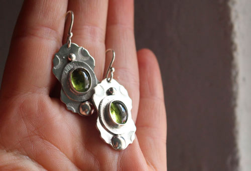 Woods under the stars, moon rays earrings in silver and peridot