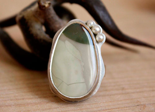 Yanagi, meditative pond ring in silver and Willow Creek jasper