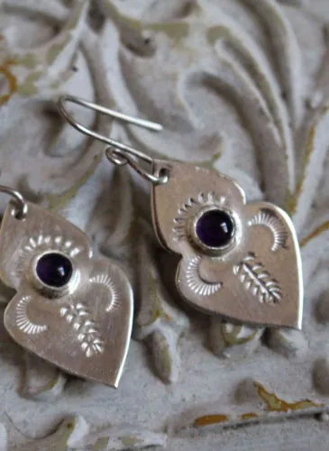 Yuma, Native American arrowhead earrings in silver and amethyst
