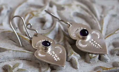 Yuma, Native American arrowhead earrings in silver and amethyst