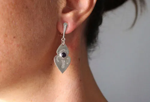 Yuma, Native American arrowhead earrings in silver and amethyst