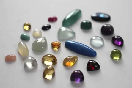 Selection of cabochons of different shapes for the creation of a jewel that resembles you with your birthstones