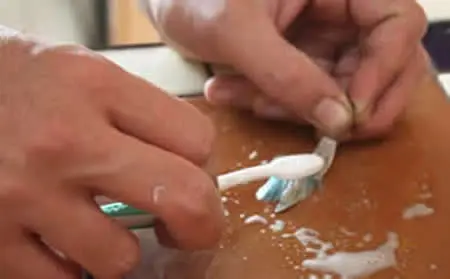 Clean silver jewelry by laundry powder