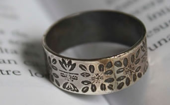 Nile flower ring evoking different forms of papyrus