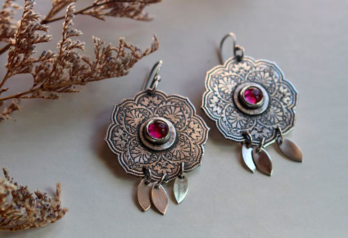 Oriental rose earrings evoking the flower with its engraving and its pink ruby