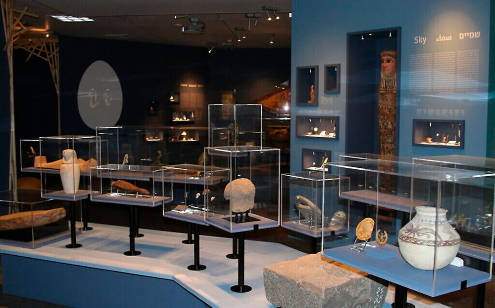 museum showcase, one of the sources of inspiration for our jewelry