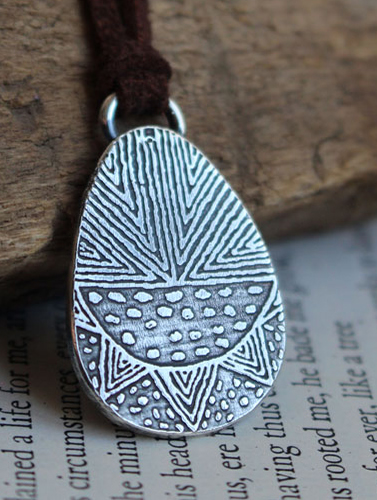 Necklace reproducing an aboriginal riji