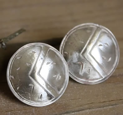 cufflinks reproducing the Spartan shield