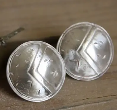 Cufflinks reproducing the Spartan shield