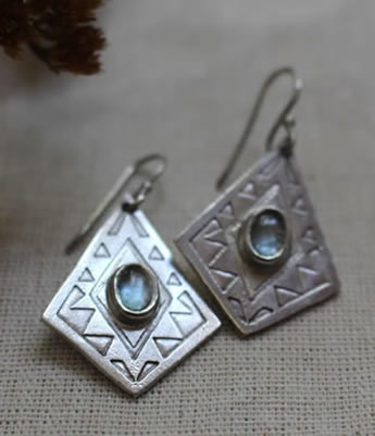 Earrings showing a Mexican diamond, a type of typical geometric Greek