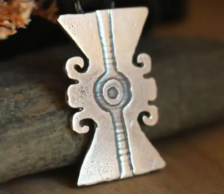 Ollin necklace showing one of the representations of the Aztec glyph signifying movement
