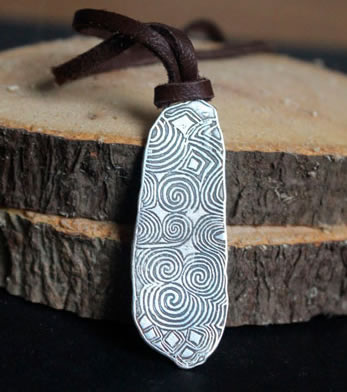 Necklace The guardian stone of New Grange which takes up the pattern of the Neolithic stone