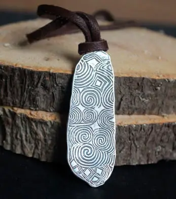 Necklace The guardian stone of Newgrange which takes up the pattern of the Neolithic stone