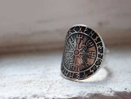 ring with the galdrastafir of Vegvisir