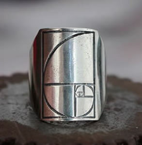 Ring engraved with the Fibonacci spiral