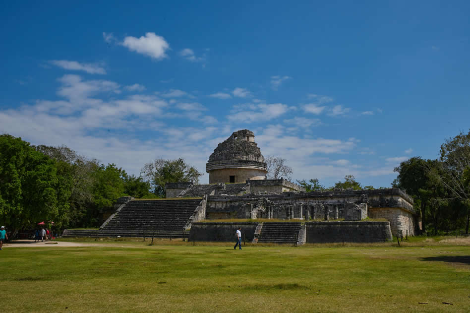 The observatory or Caracol of Chichen Itza, a Mayan site in Mexico. It was from this kind of structure that the Mayan priests observed the sky to develop a series of calendars among the most precise in the world.