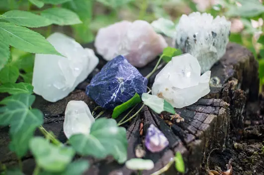 Lithotherapy: some of the benefits of nature in the palm of your hand or in jewelry