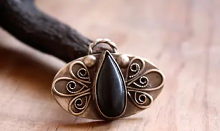 Black agate, history and healing properties