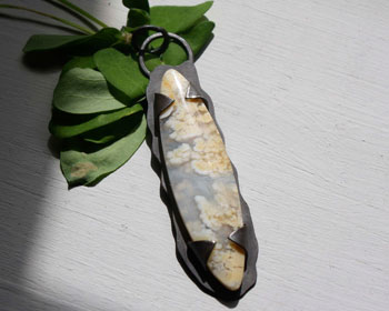 Graveyard point plume agate, history and healing properties