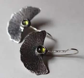 Green stones symbolism and properties - peridot jewelry