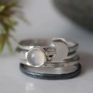 Moonstone history and healing properties