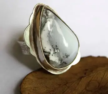Symbolism and properties of white color or transparent Stones