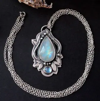 Rainbow moonstone, history and healing properties
